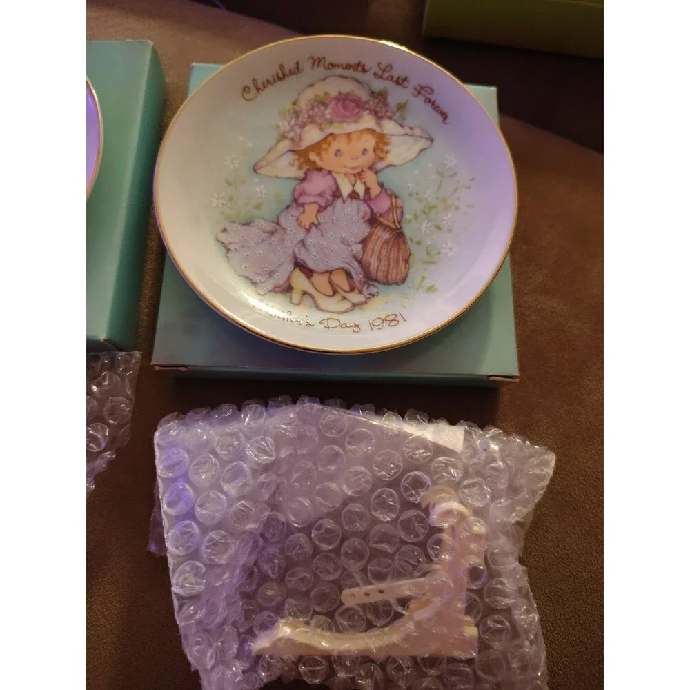 4 Avon Mother's Day Plates In Box With Stands 1981-1982-1983